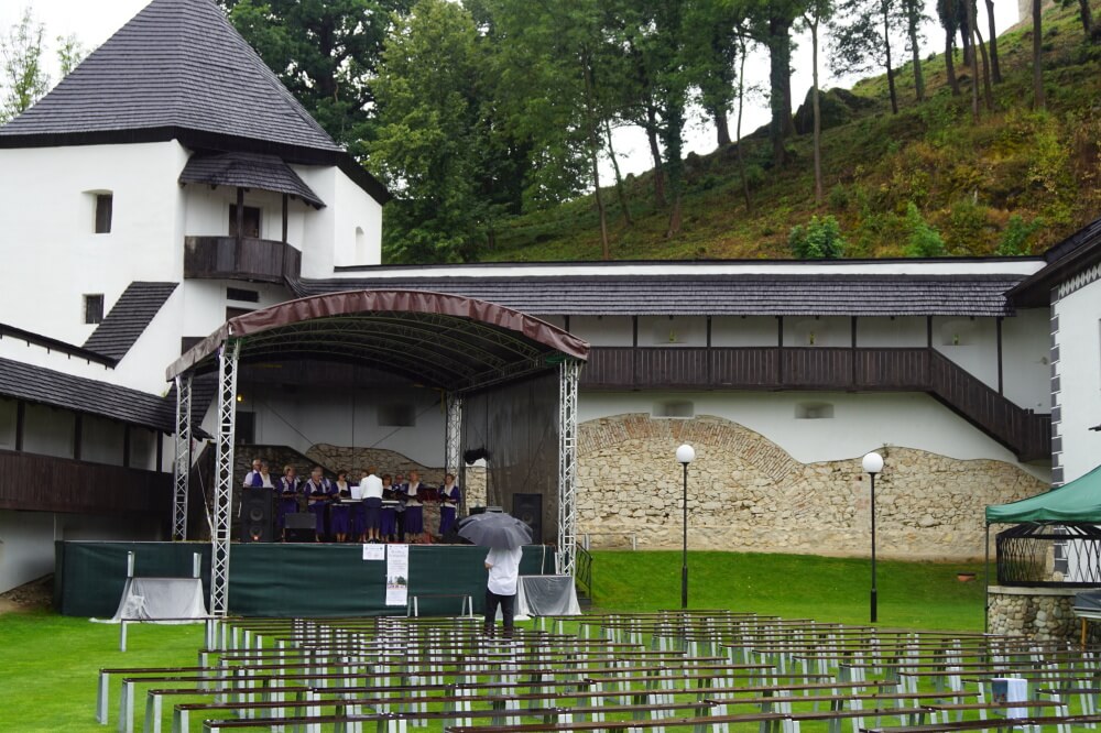 Pódium s prestrešením a stohovateľné lavičky vonku