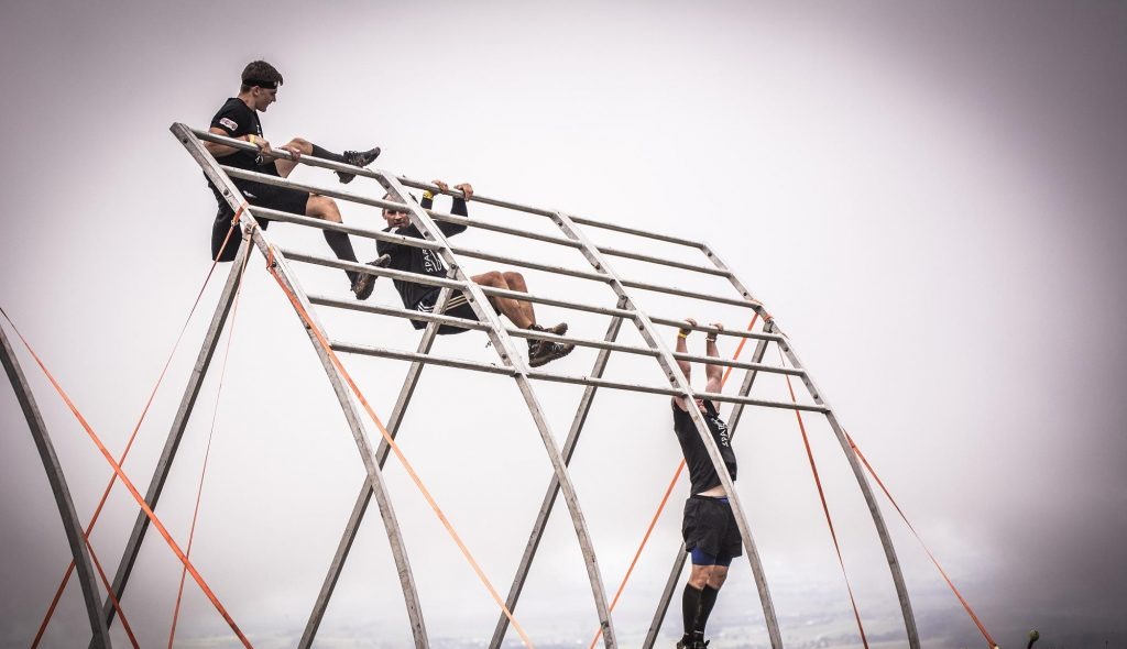 Prekážka Spartan Race z hliníkových traverz